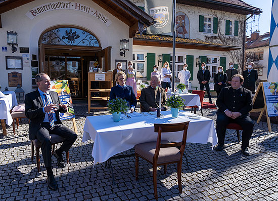 Bayerns Wirtschaftsminister Hubert Aiwanger informiert sich über die Forderungen von Gastronomie und Hotellerie. V.l.n.r.: Bayerns Wirtschaftsminister Hubert Aiwanger, Präsidentin des Bayerischen Hotel- und Gaststättenverbandes (DEHOGA Bayern) Angela Inselkammer, Franz Inselkammer. © StMWi/E. Neureuther